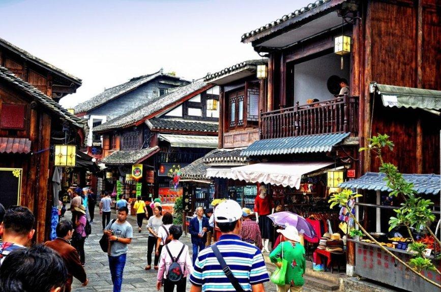 柳州街头,“瑶山匪王”林秀山,坐八仙桌游街示众;他做了些什么